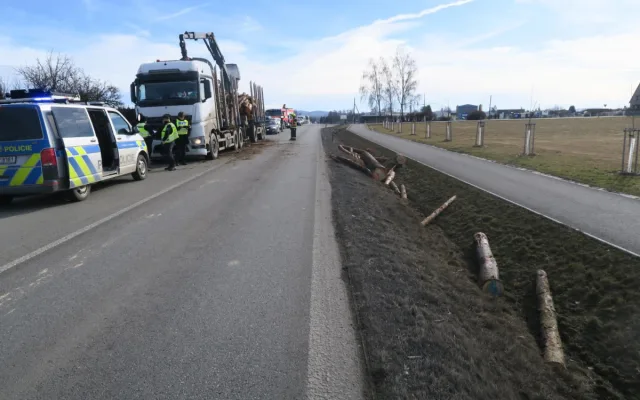 Při nehodě na Kaplicku se z kamionu sesunul špatně zajištěný náklad