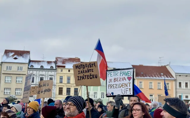 Příznivci prezidenta zaplnili budějovické náměstí. Podporu přišly vyjádřit stovky lidí