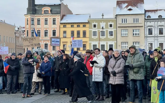 Příznivci prezidenta zaplnili budějovické náměstí. Podporu přišly vyjádřit stovky lidí