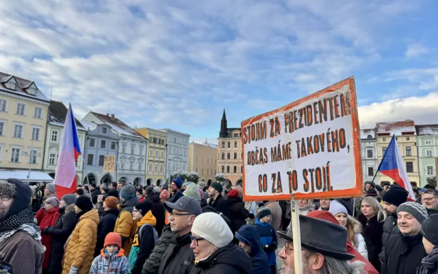 Příznivci prezidenta zaplnili budějovické náměstí. Podporu přišly vyjádřit stovky lidí