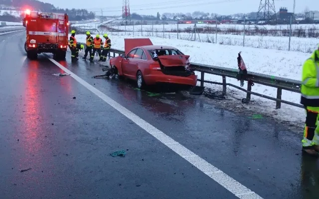 Vydatné sněžení komplikovalo dopravu, autobus u Čížové skončil v příkopě
