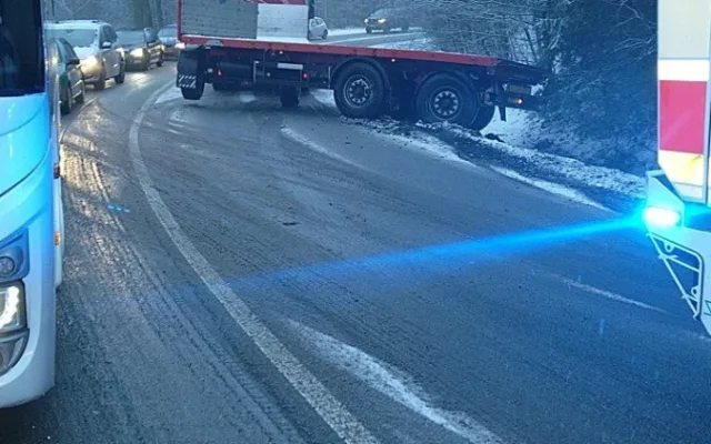 Vydatné sněžení komplikovalo dopravu, autobus u Čížové skončil v příkopě