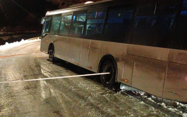 Vydatné sněžení komplikovalo dopravu, autobus u Čížové skončil v příkopě