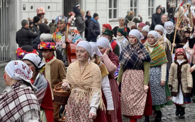 FOTO: Masopustní průvod prošel centrem Budějovic, děti polekal výstřel z děla