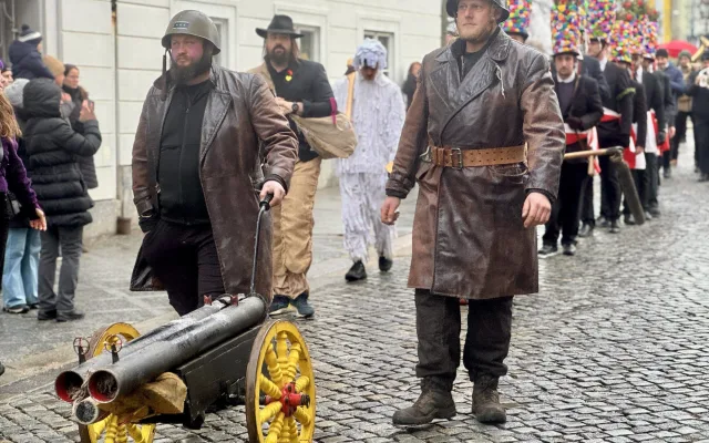 FOTO: Masopustní průvod prošel centrem Budějovic, děti polekal výstřel z děla