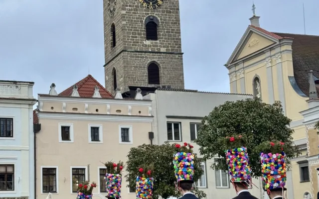 FOTO: Masopustní průvod prošel centrem Budějovic, děti polekal výstřel z děla