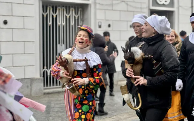 FOTO: Masopustní průvod prošel centrem Budějovic, děti polekal výstřel z děla