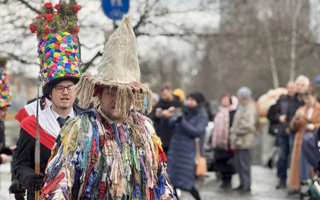 FOTO: Masopustní průvod prošel centrem Budějovic, děti polekal výstřel z děla