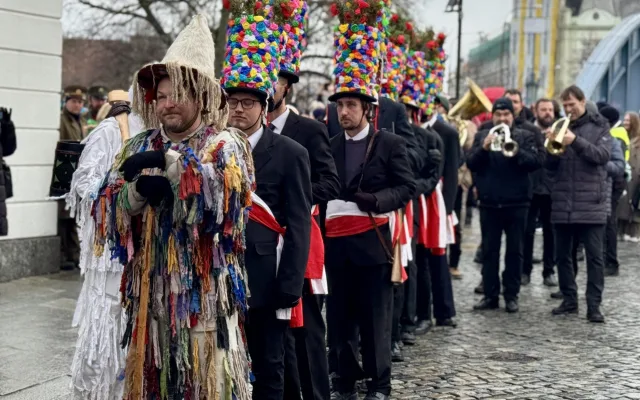 FOTO: Masopustní průvod prošel centrem Budějovic, děti polekal výstřel z děla