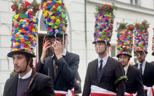 FOTO: Masopustní průvod prošel centrem Budějovic, děti polekal výstřel z děla