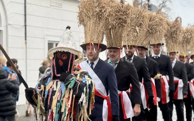 FOTO: Masopustní průvod prošel centrem Budějovic, děti polekal výstřel z děla