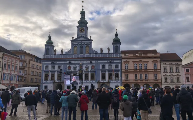 Společně za Ukrajinu. V Budějovicích si stovky lidí připomněly výročí invaze