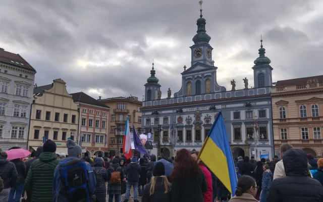 Společně za Ukrajinu. V Budějovicích si stovky lidí připomněly výročí invaze