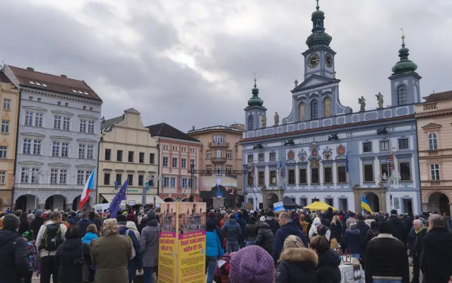 Společně za Ukrajinu. V Budějovicích si stovky lidí připomněly výročí invaze