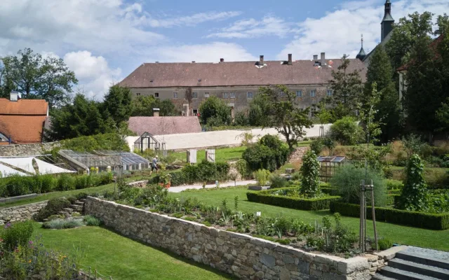 Do historické zahrady v Jindřichově Hradci otiskují zahradní architekti i současné trendy