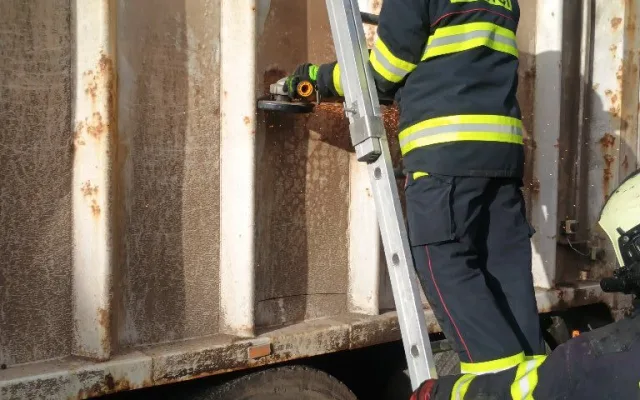 V Jickovicích vzplál papír v popelářském voze. Hasiči se k němu museli proříznout