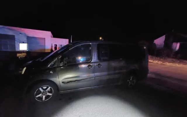 Noční žhář udeřil v Hluboké nad Vltavou. Policie hledá svědky požáru vozidel