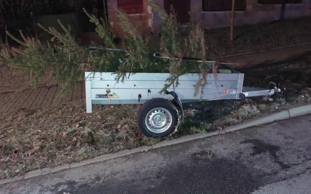 Noční žhář udeřil v Hluboké nad Vltavou. Policie hledá svědky požáru vozidel