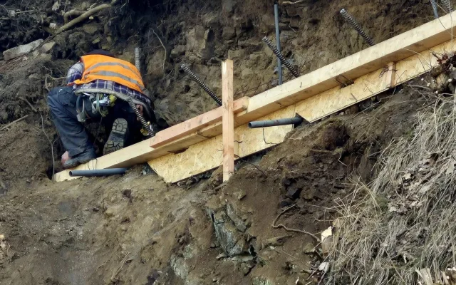 FOTO: Odvážná práce ve svahu. Horolezci u Jordánu zajišťují schodiště