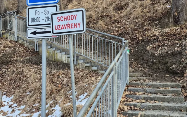 FOTO: Odvážná práce ve svahu. Horolezci u Jordánu zajišťují schodiště