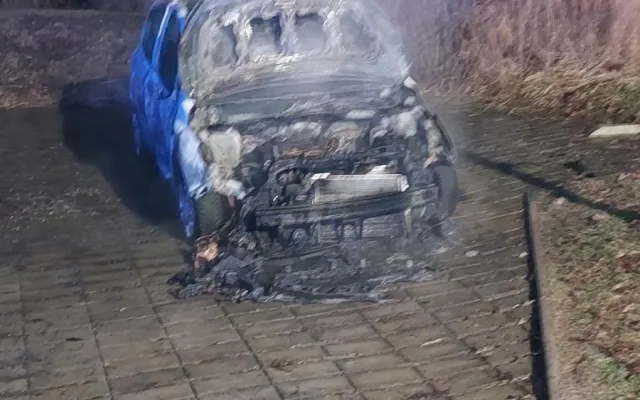 Vrací se devadesátky? Zapálení aut městského zastupitele vyvolalo vlnu reakcí