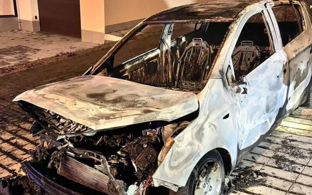 Vrací se devadesátky? Zapálení aut městského zastupitele vyvolalo vlnu reakcí