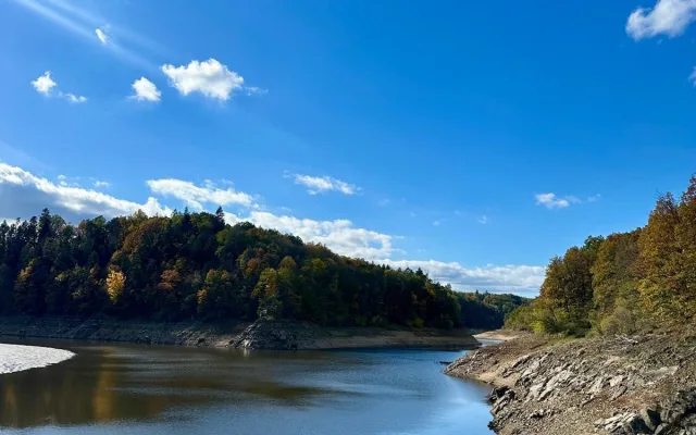 Nízká hladina Orlíku stále láká pamětníky, hledače pokladů i turisty