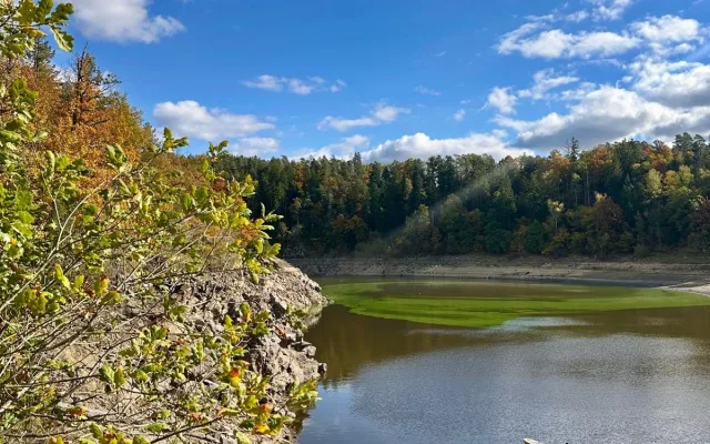 Nízká hladina Orlíku stále láká pamětníky, hledače pokladů i turisty