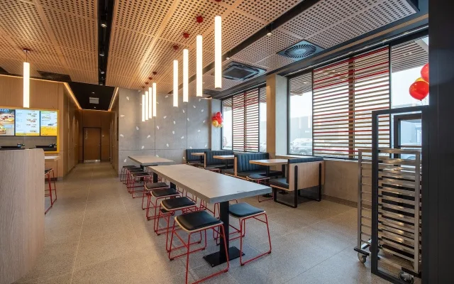 McDonald's míří do krajiny rybníků. Nová restaurace otevřela v Třeboni