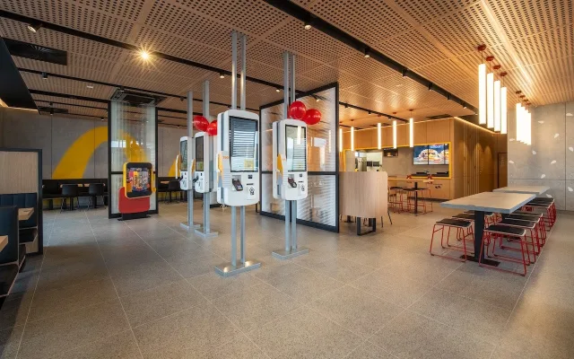 McDonald's míří do krajiny rybníků. Nová restaurace otevřela v Třeboni