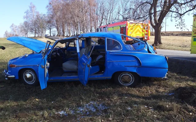 U Kunžaku havaroval legendární veterán Tatra 603, řidič skončil v nemocnici
