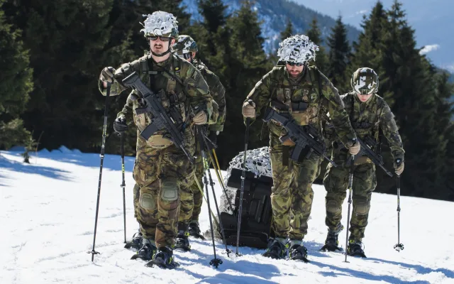 FOTO: Bez techniky jen s vlastní silou. Strakoničtí vojáci trénovali v Krkonoších