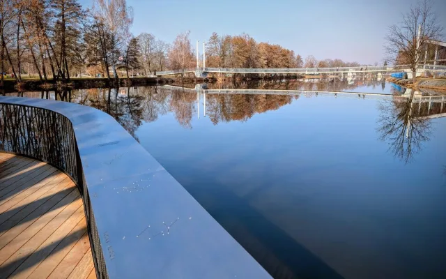 Na soutoku Malše a Vltavy se rozsvítilo nové molo. Město mu přezdívá svatební