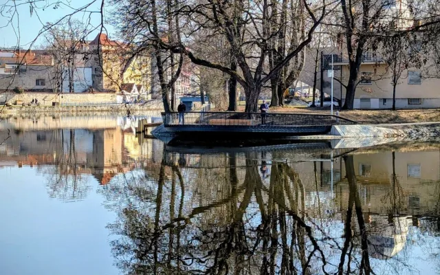Na soutoku Malše a Vltavy se rozsvítilo nové molo. Město mu přezdívá svatební