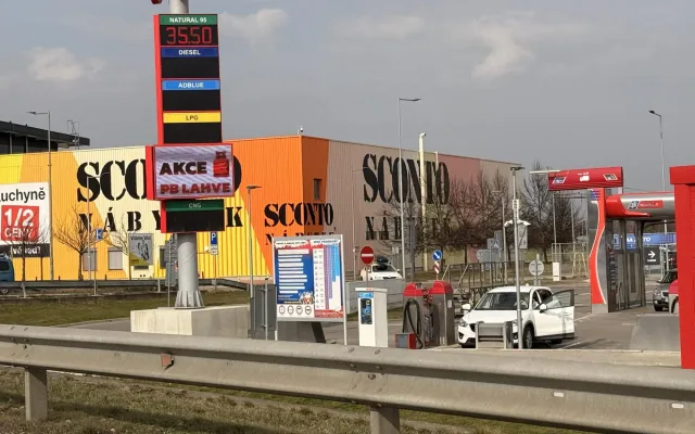 Benzín i nafta rychle zdražují. Pumpaři argumentují panikou a výkyvy nákupních cen