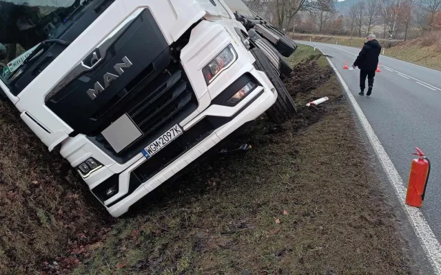 Dvě převrácené cisterny během rána. Dopravu komplikují na Prachaticku a Písecku
