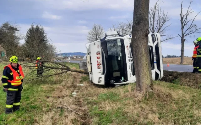 Dvě převrácené cisterny během rána. Dopravu komplikují na Prachaticku a Písecku