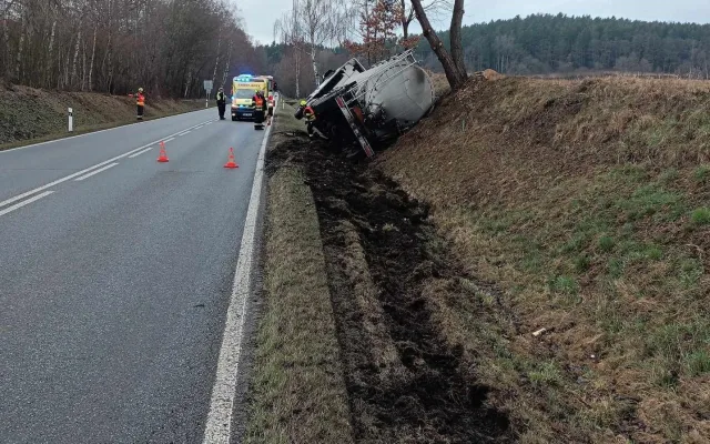 Dvě převrácené cisterny během rána. Dopravu komplikují na Prachaticku a Písecku