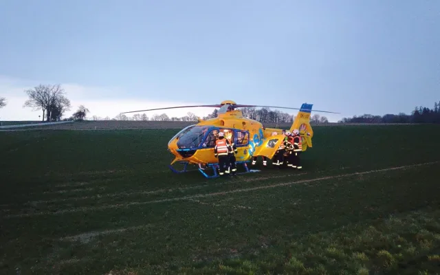 Vážná nehoda u Lékařovy Lhoty. Hasiči vyprošťovali pět lidí, jednoho resuscitovali