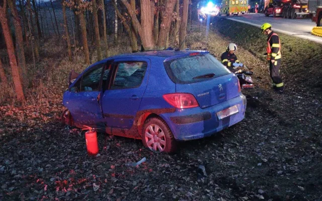 Vážná nehoda u Lékařovy Lhoty. Hasiči vyprošťovali pět lidí, jednoho resuscitovali