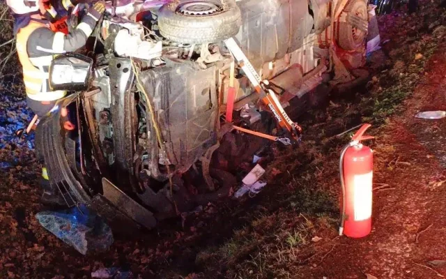 Vážná nehoda u Lékařovy Lhoty. Hasiči vyprošťovali pět lidí, jednoho resuscitovali