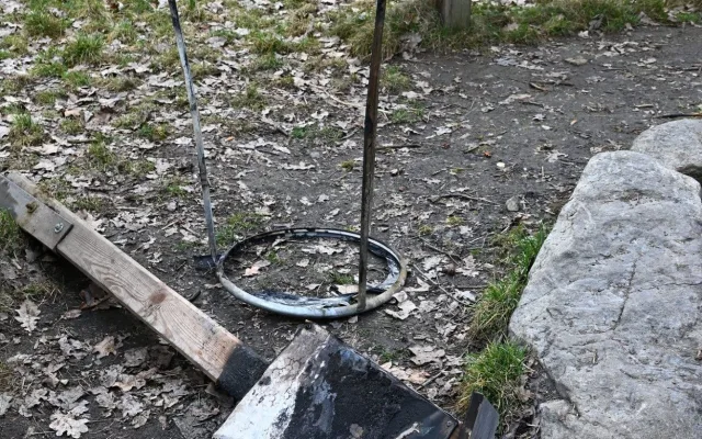 Vandalům neuniklo ohniště na Vohybale, spálili koš i ceduli. Město zvažuje fotopasti