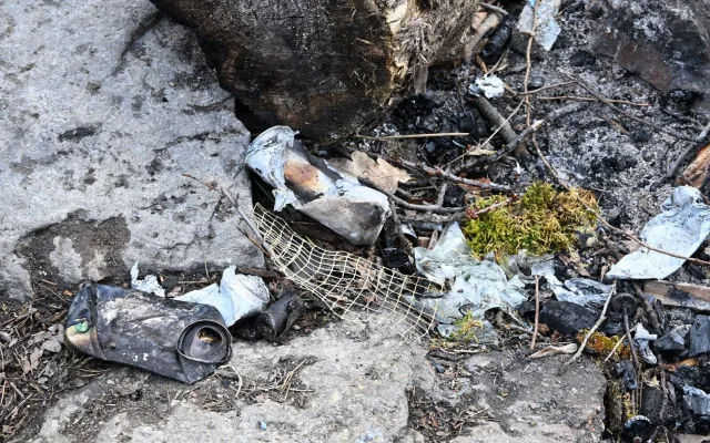 Vandalům neuniklo ohniště na Vohybale, spálili koš i ceduli. Město zvažuje fotopasti