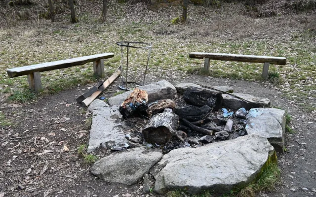 Vandalům neuniklo ohniště na Vohybale, spálili koš i ceduli. Město zvažuje fotopasti