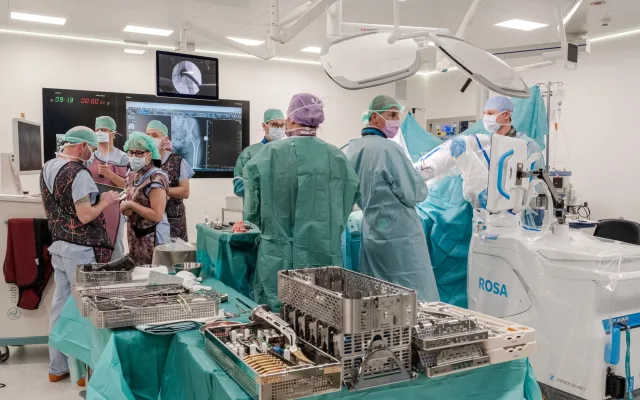 Robot místo skalpelu. V Budějovicích nově operují kyčelní klouby moderní metodou