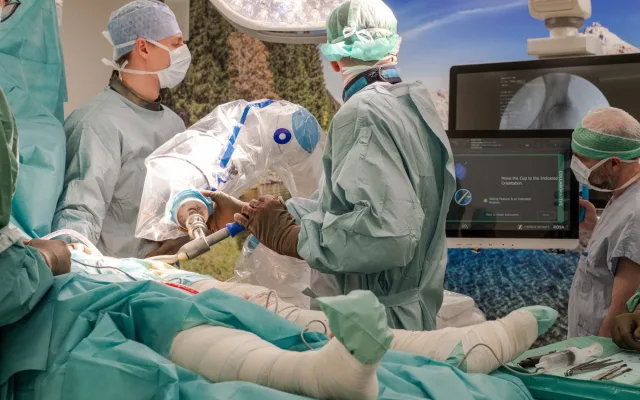 Robot místo skalpelu. V Budějovicích nově operují kyčelní klouby moderní metodou