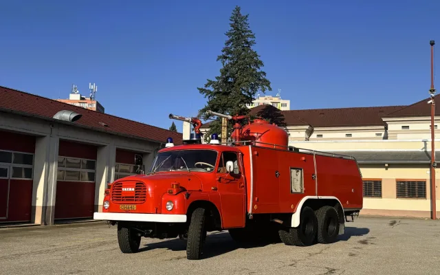 Jihočeští hasiči se rozloučili se starou dámou. Legendární Tatra 148 míří do muzea