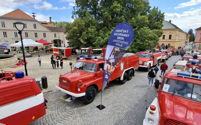 Jihočeští hasiči se rozloučili se starou dámou. Legendární Tatra 148 míří do muzea