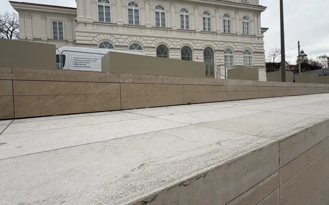 Skateboardisté si zajezdili u Slavie, poničili však schodiště. Policie zpřísní dohled