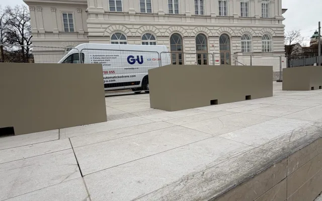 Skateboardisté si zajezdili u Slavie, poničili však schodiště. Policie zpřísní dohled